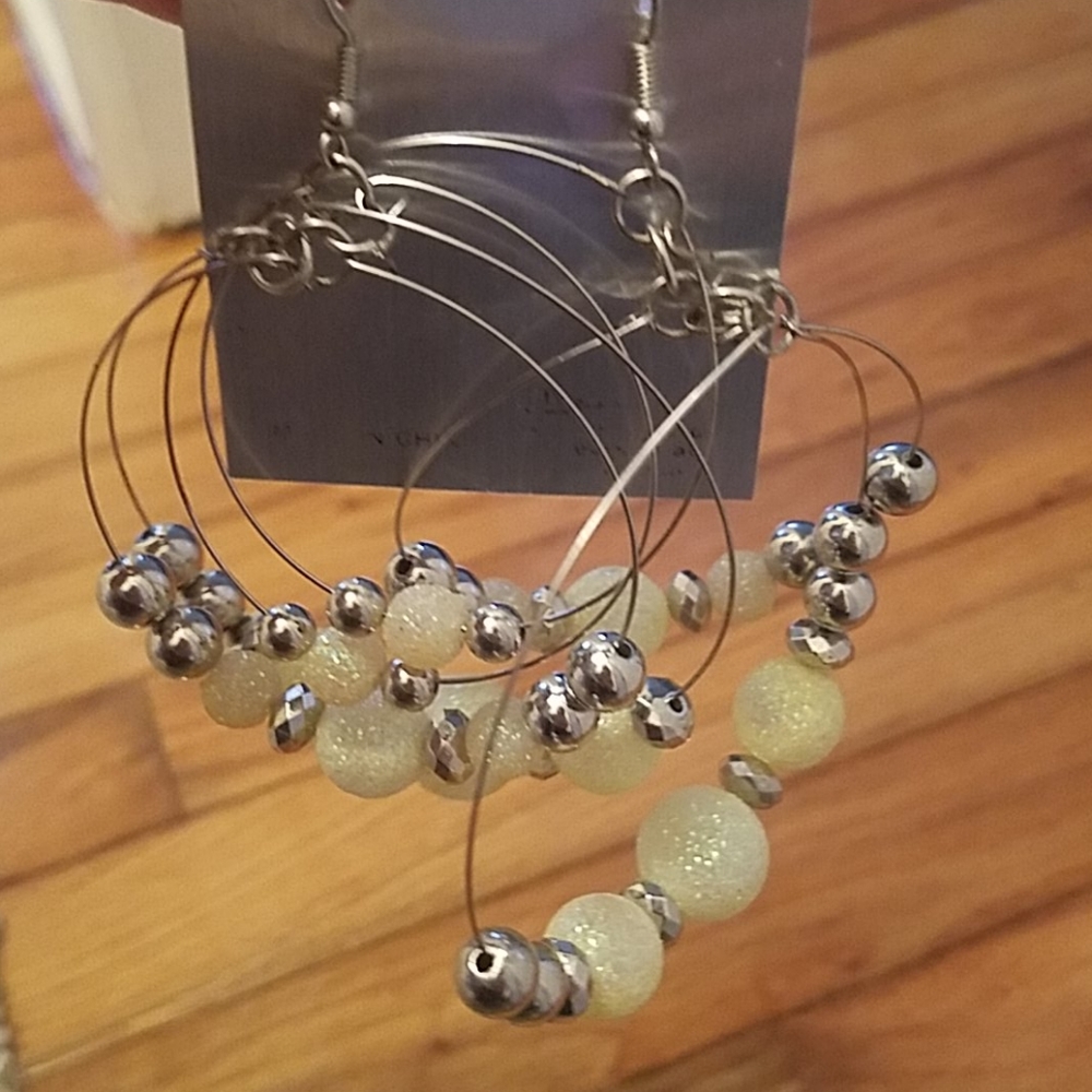 Earings - Picture 2 of 2